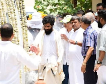 Singet KK cremated in Mumbai today, friends and family gather to bid him emotional goodbye