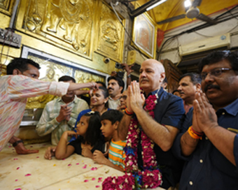 Manish Sisodia pays visit to Hunaman Temple, Mahatma Gandhi memorial