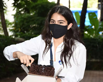 Sara Ali Khan celebrates 26th Birthday with paparazzi, see the diva